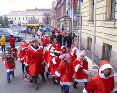 Spiriduşii lui Moş Crăciun i-au "furat" costumul şi au colindat oraşul (FOTO)